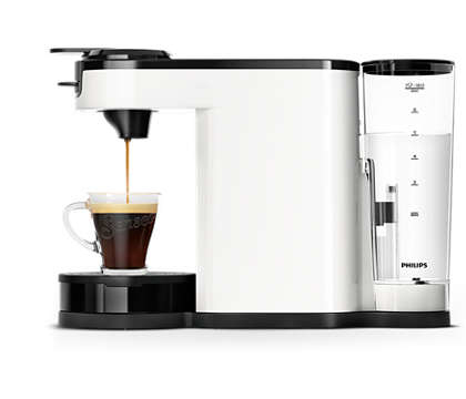 Wit-zwarte koffiemachine met een glazen kopje dat zich vult met koffie. Rechterkant heeft een watertank.