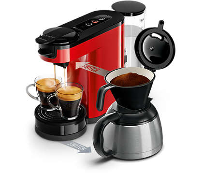 Rode en zwarte koffiemachine, koffie brouwend in twee kopjes.