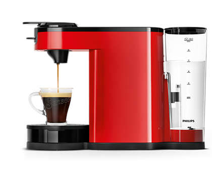 Rode koffiemachine vult een kopje. Waterreservoir rechts.