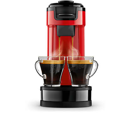 Een rode koffiemachine die koffie in twee glazen kopjes op een zwarte basis doseert.