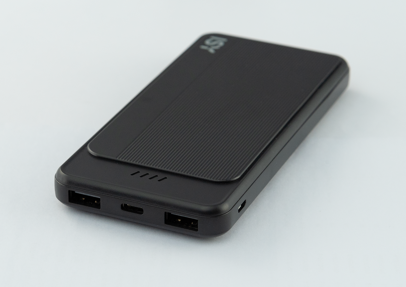 Fekete ISY power bank portokkal és texturált felülettel, fehér háttéren.