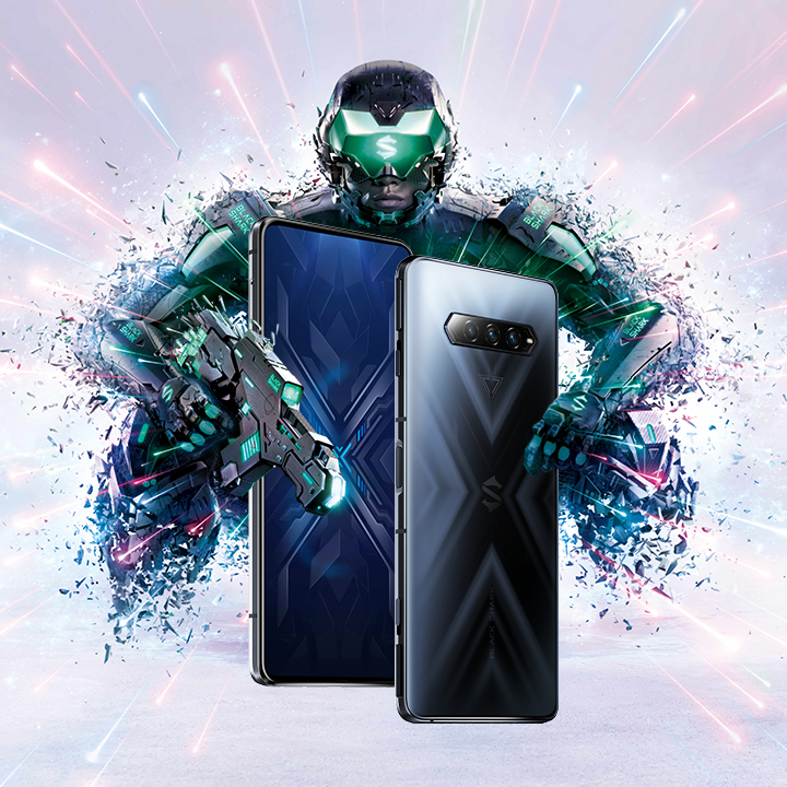 Una figura futurista tipo robot con dos smartphones. Uno es negro, otro es espejado.