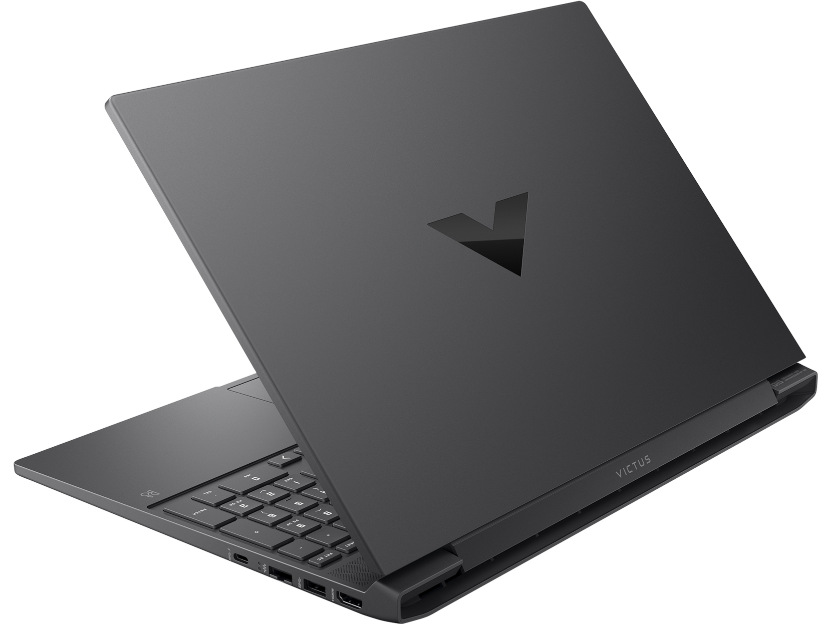 Un portátil negro con la tapa inclinada, mostrando el logo Victus en la parte trasera.