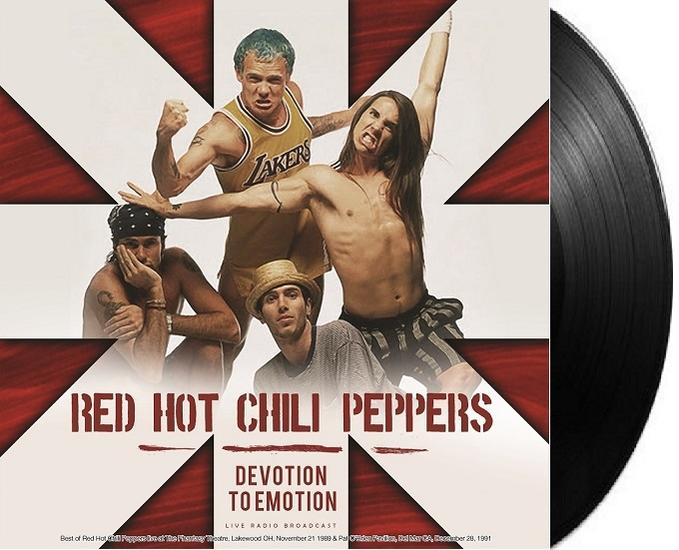Album borító: Red Hot Chili Peppers együttes tagjai. Egy bakelit lemez a jobb oldalon. A zenekar neve és az album címe látható.