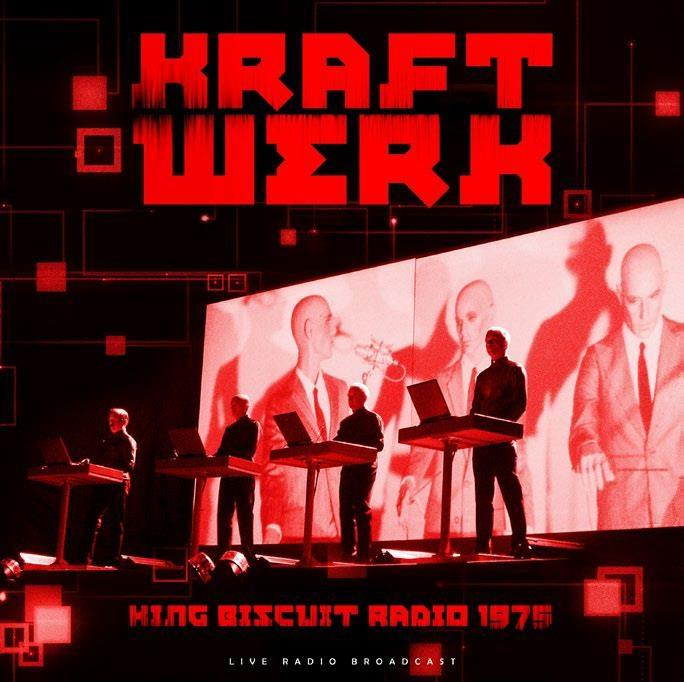 Kraftwerk album borító. Piros és fehér szöveg, négy figura a színpadon.