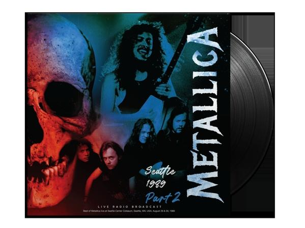 Metallica album borítója, fekete bakelit lemez jobbra. Zenekari fotókat és szöveget tartalmaz.