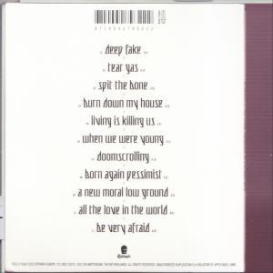 Dos d'une pochette de CD. Fond blanc avec une liste de titres de chansons en police sombre.