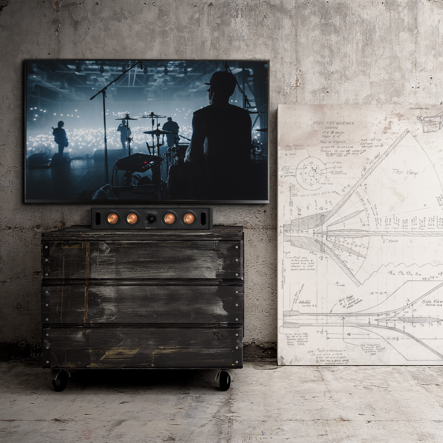 Een kamer met een grote tv, een soundbar, een houten kast en een tekening aan de muur.