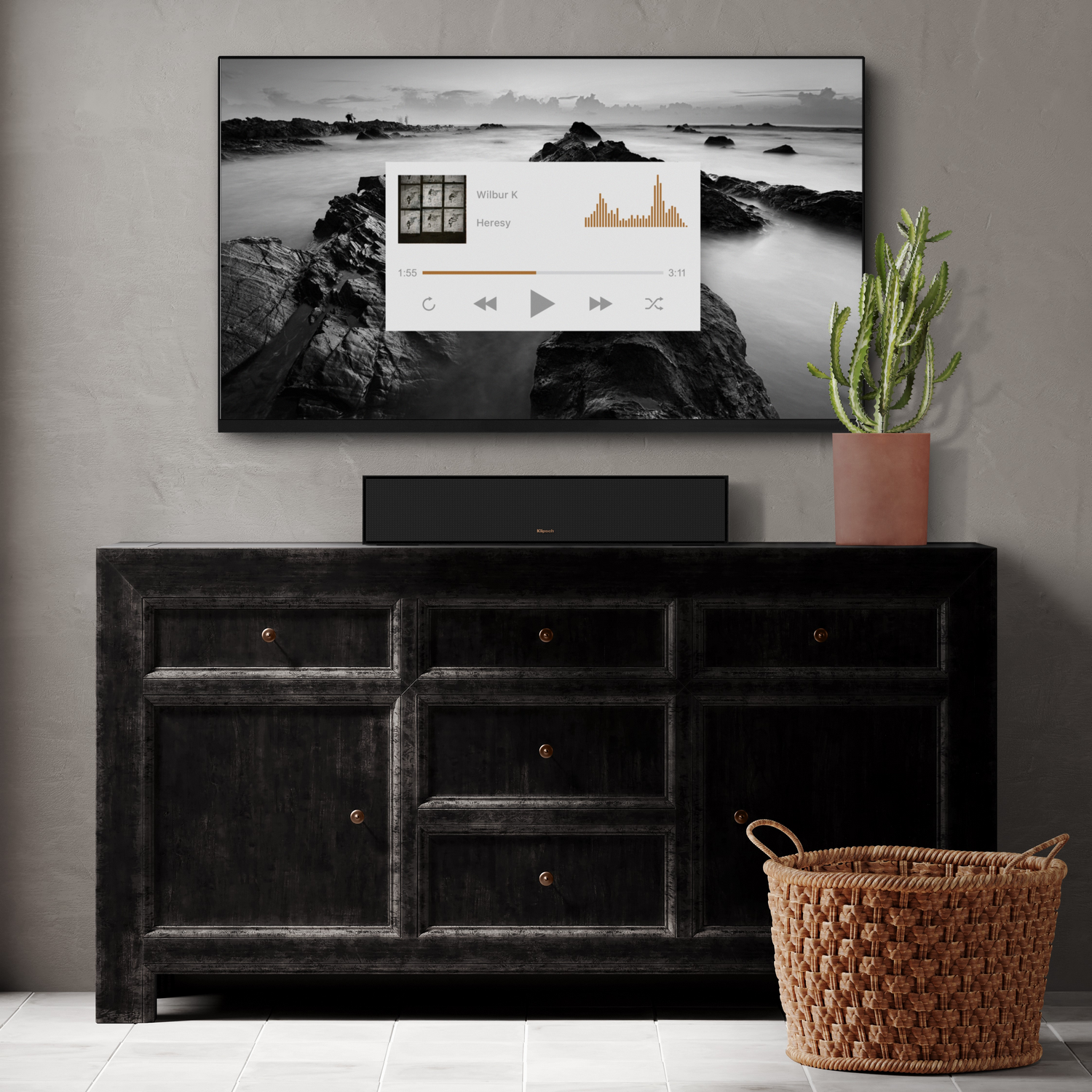 Tv die muziek afspeelt met luidsprekers en decoraties.