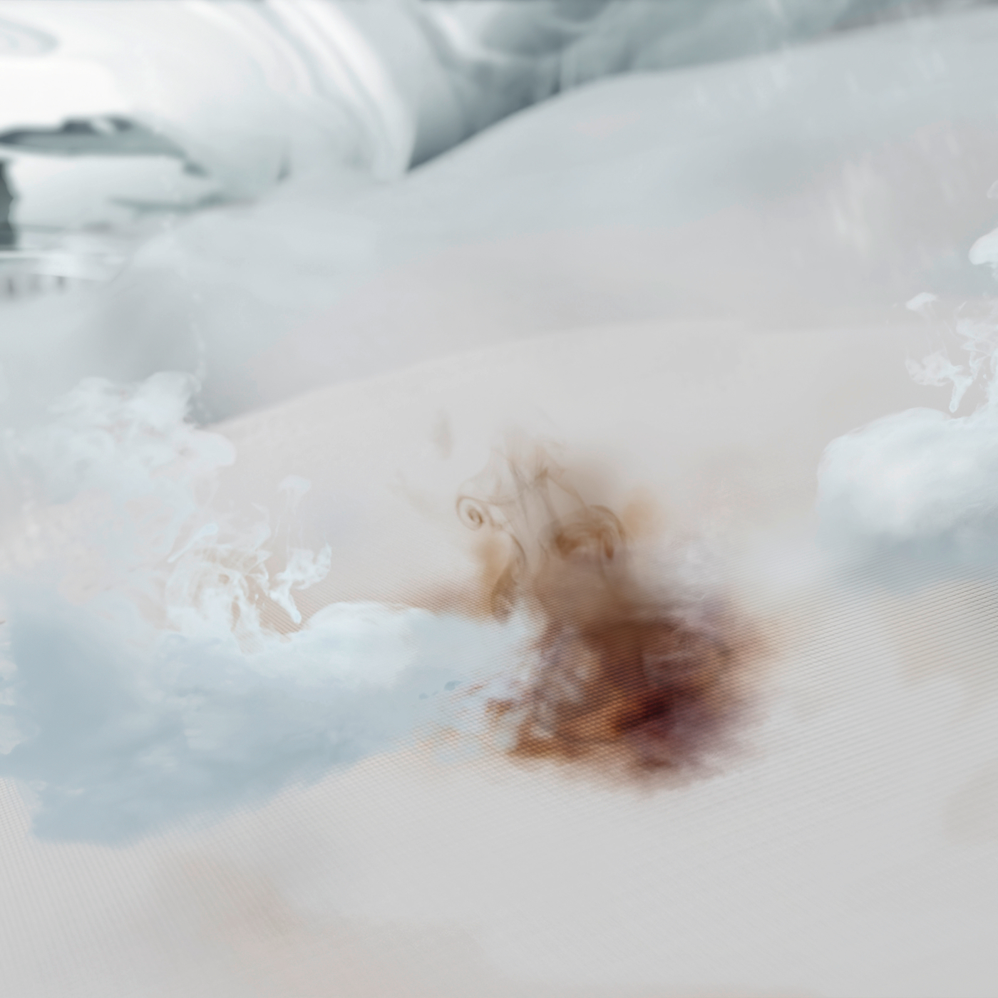 Une image abstraite du dos d'une personne avec de la fumée et des nuages.