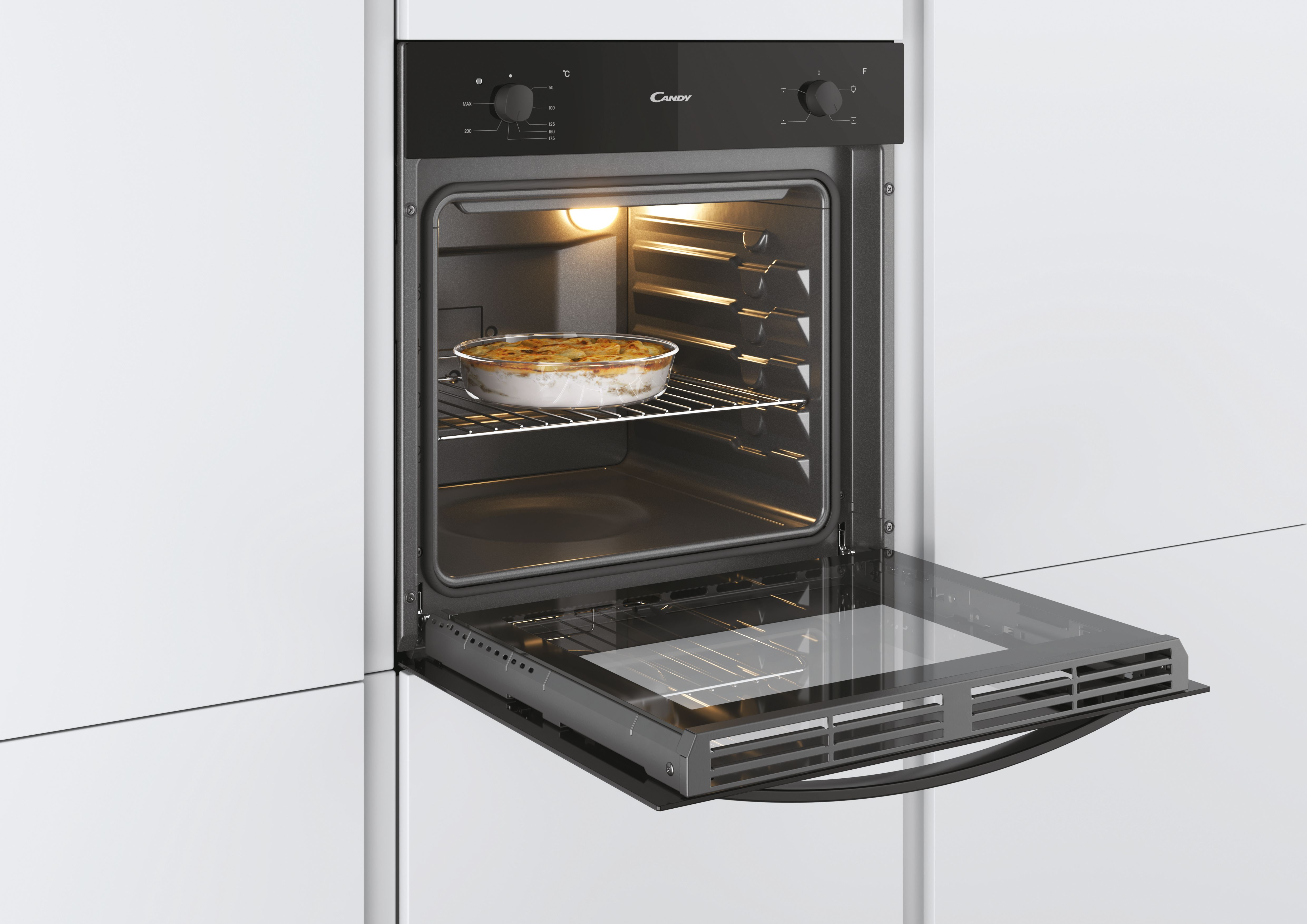 Horno con la puerta abierta, un plato dentro. El interior está iluminado.