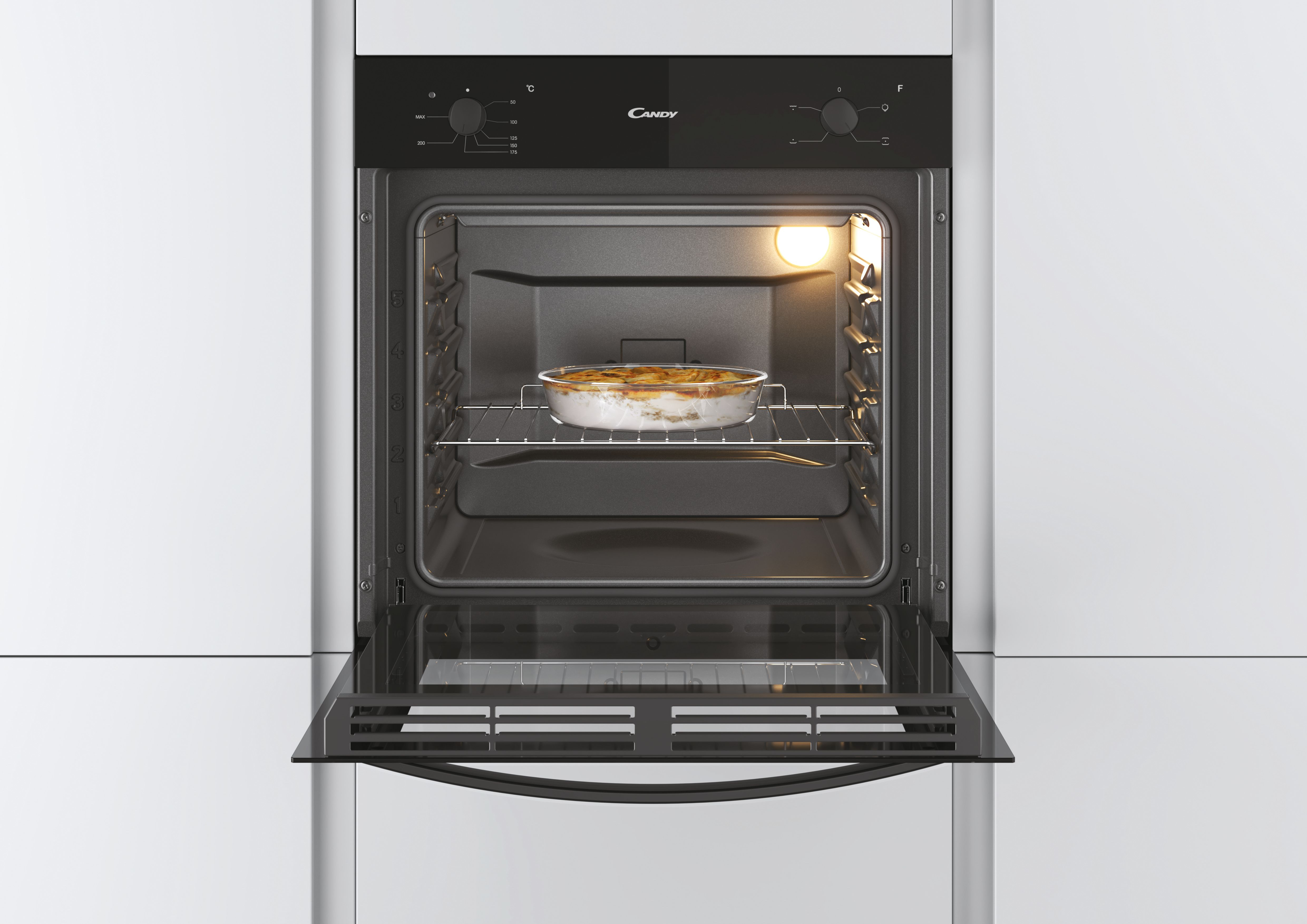Un horno con la puerta abierta, mostrando un plato de vidrio con comida dentro.