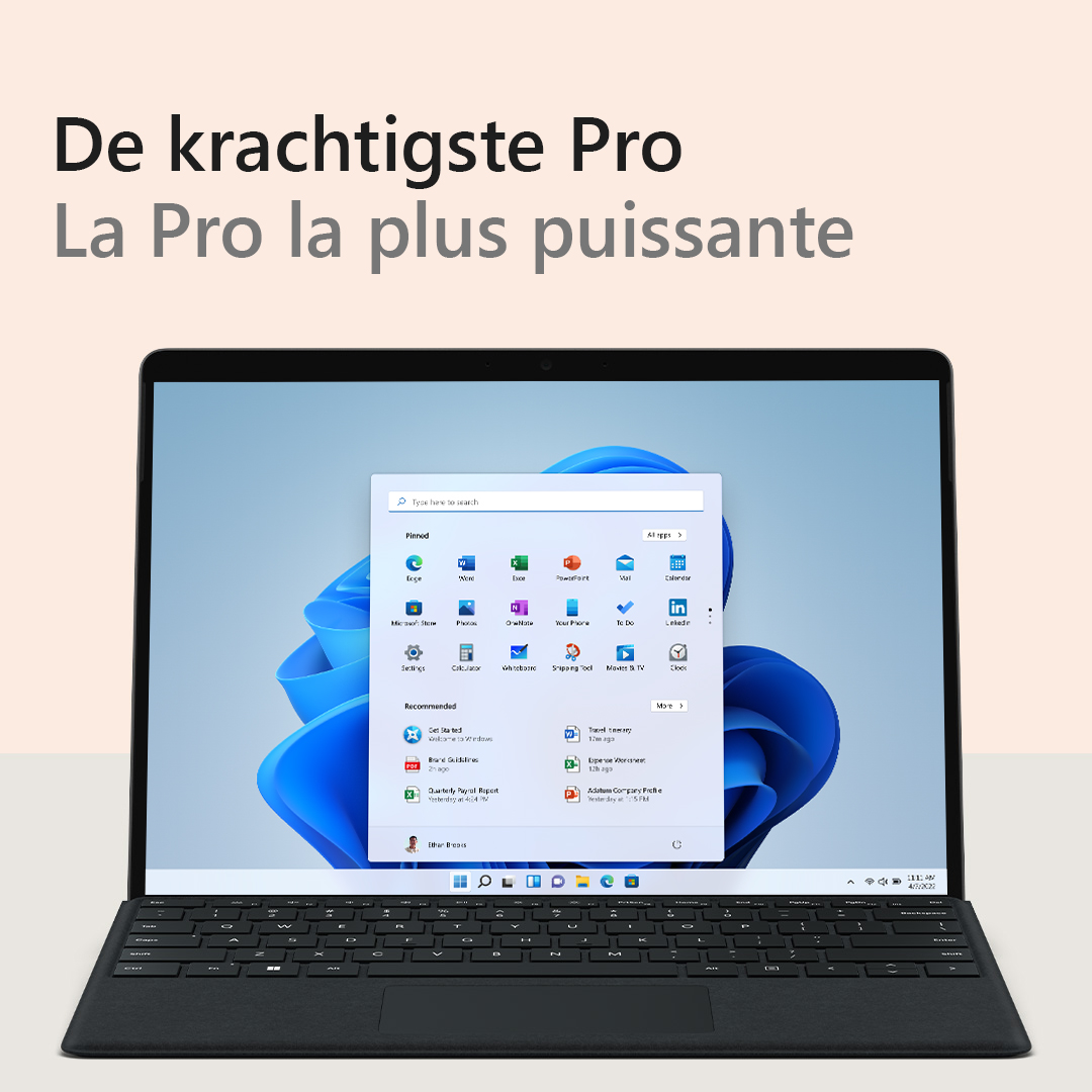 Een laptop is open, met het Windows 11 startmenu. Het toetsenbord is zwart en de achtergrond is licht met tekst bovenaan.