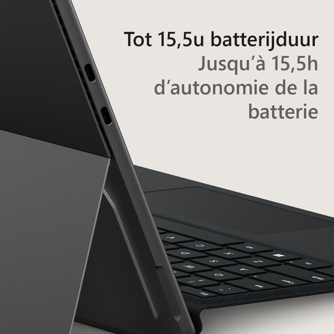 Een zwarte laptop, met toetsenbord en scherm. Tekst in het Frans en Nederlands: batterijduur tot 15,5 uur.