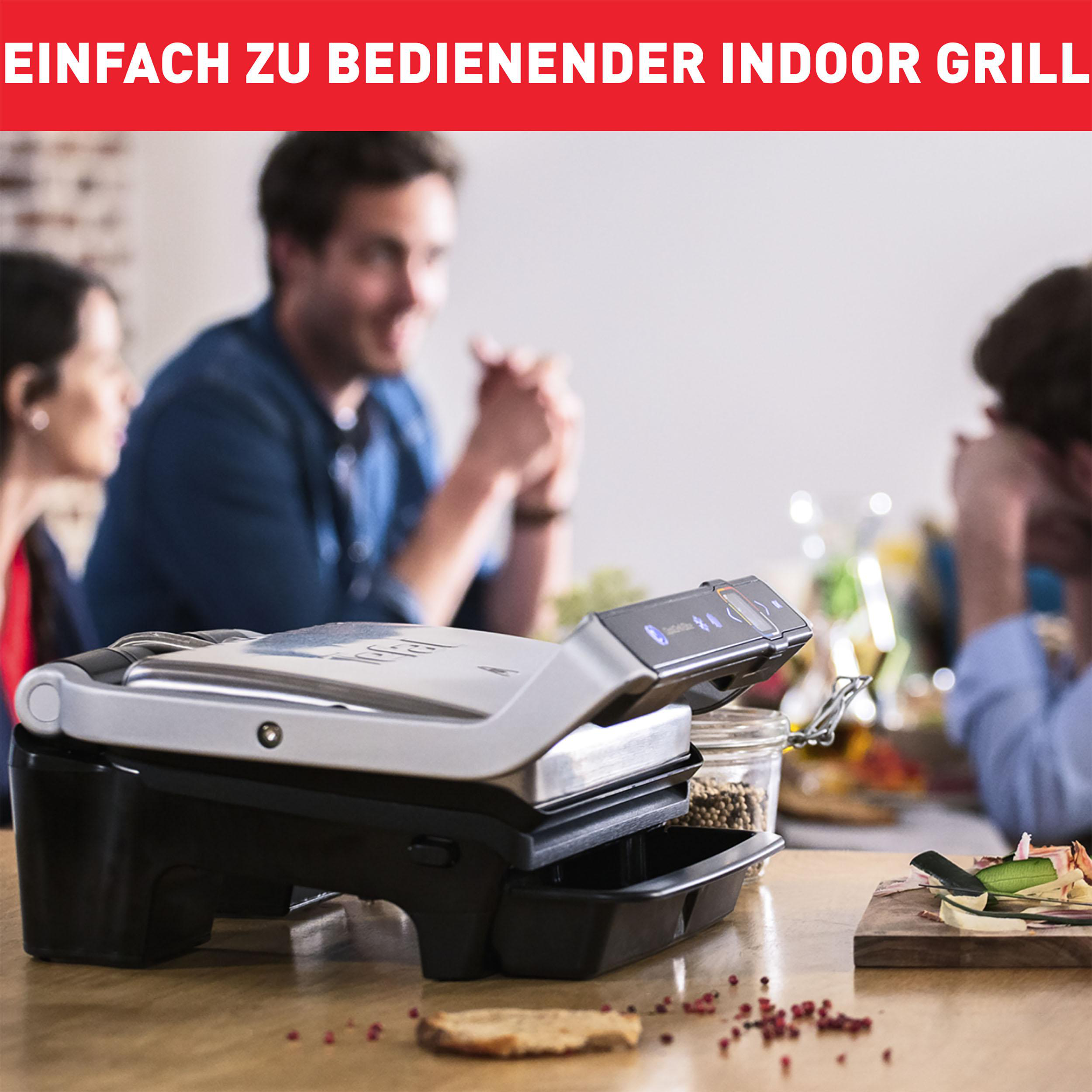 Indoor-Grill auf Holztisch, Personen im Hintergrund, roter Text sagt 'Einfach zu bedienender Indoor Grill'.