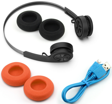 Hoofdtelefoon met twee sets oorkussens, zwart en oranje, met een blauwe USB-kabel.