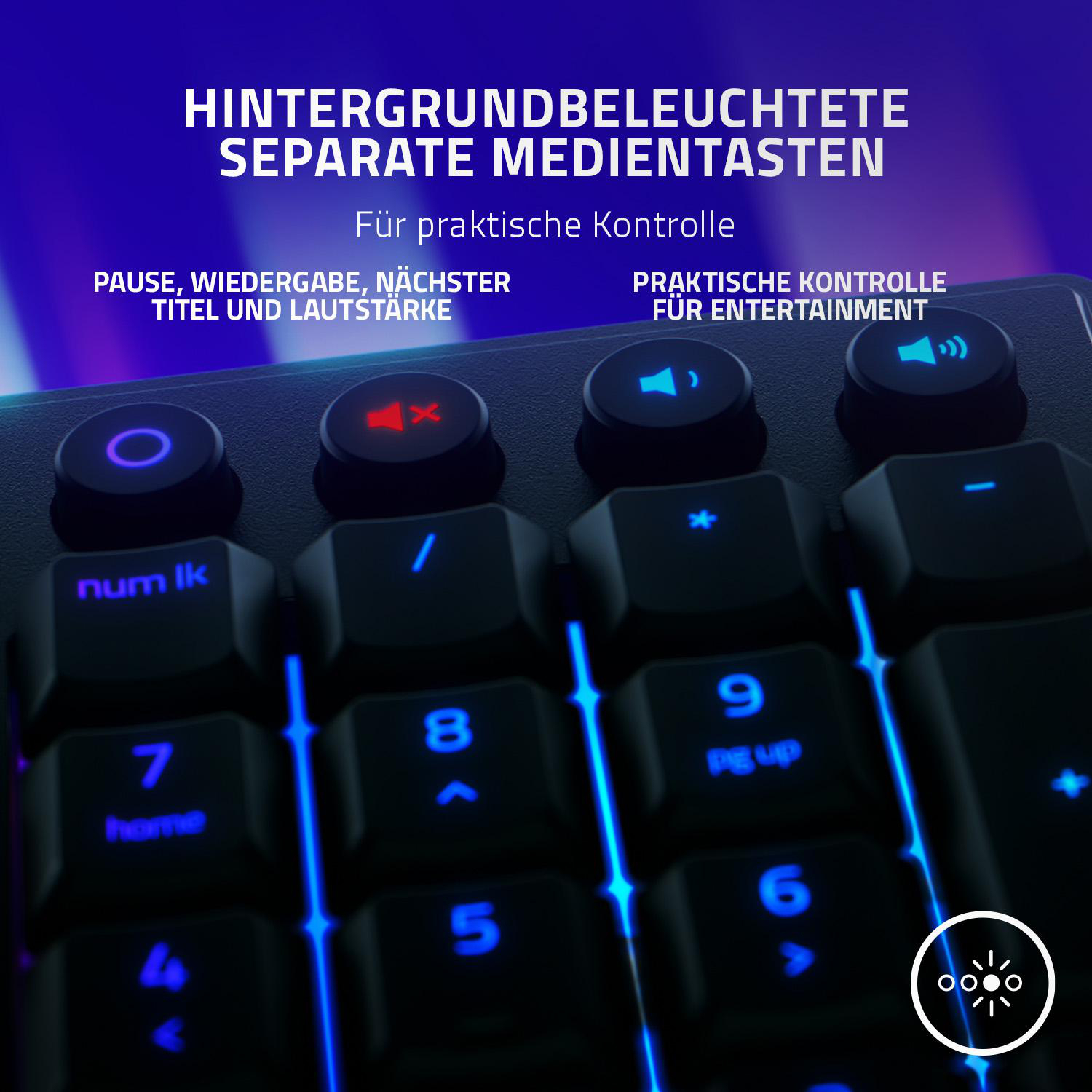 Nahaufnahme einer Tastatur mit Medientasten und blau beleuchteten Tasten.