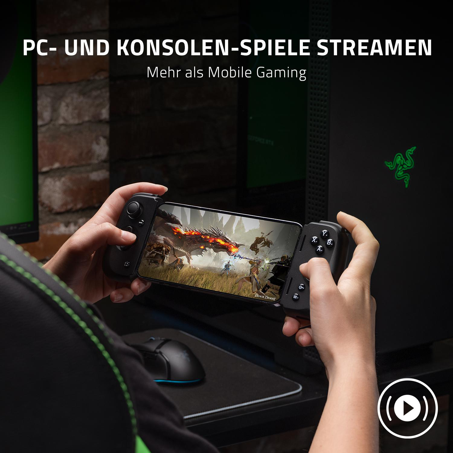 Eine Person hält einen Gaming-Controller, der mit einem Telefon verbunden ist. Die Szene ist drinnen.