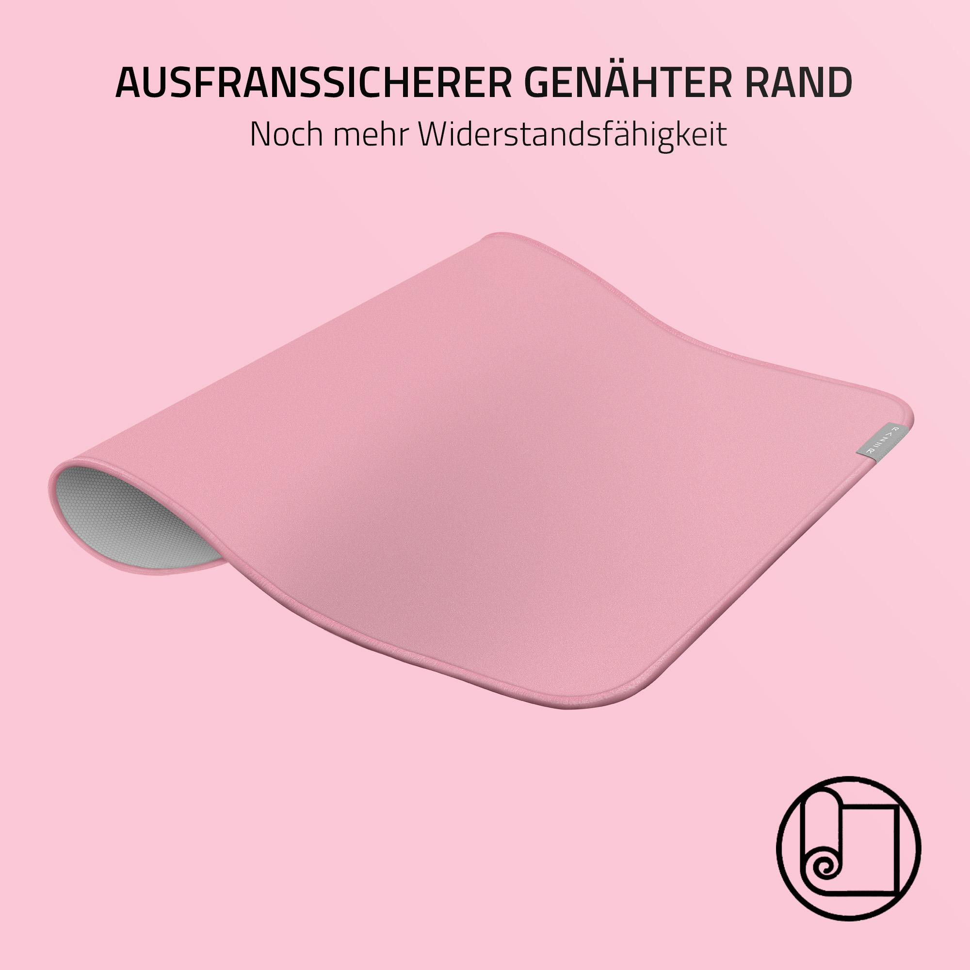 Rosa Mauspad auf rosa Oberfläche. Das Logo befindet sich unten rechts. Weißer Hintergrund.