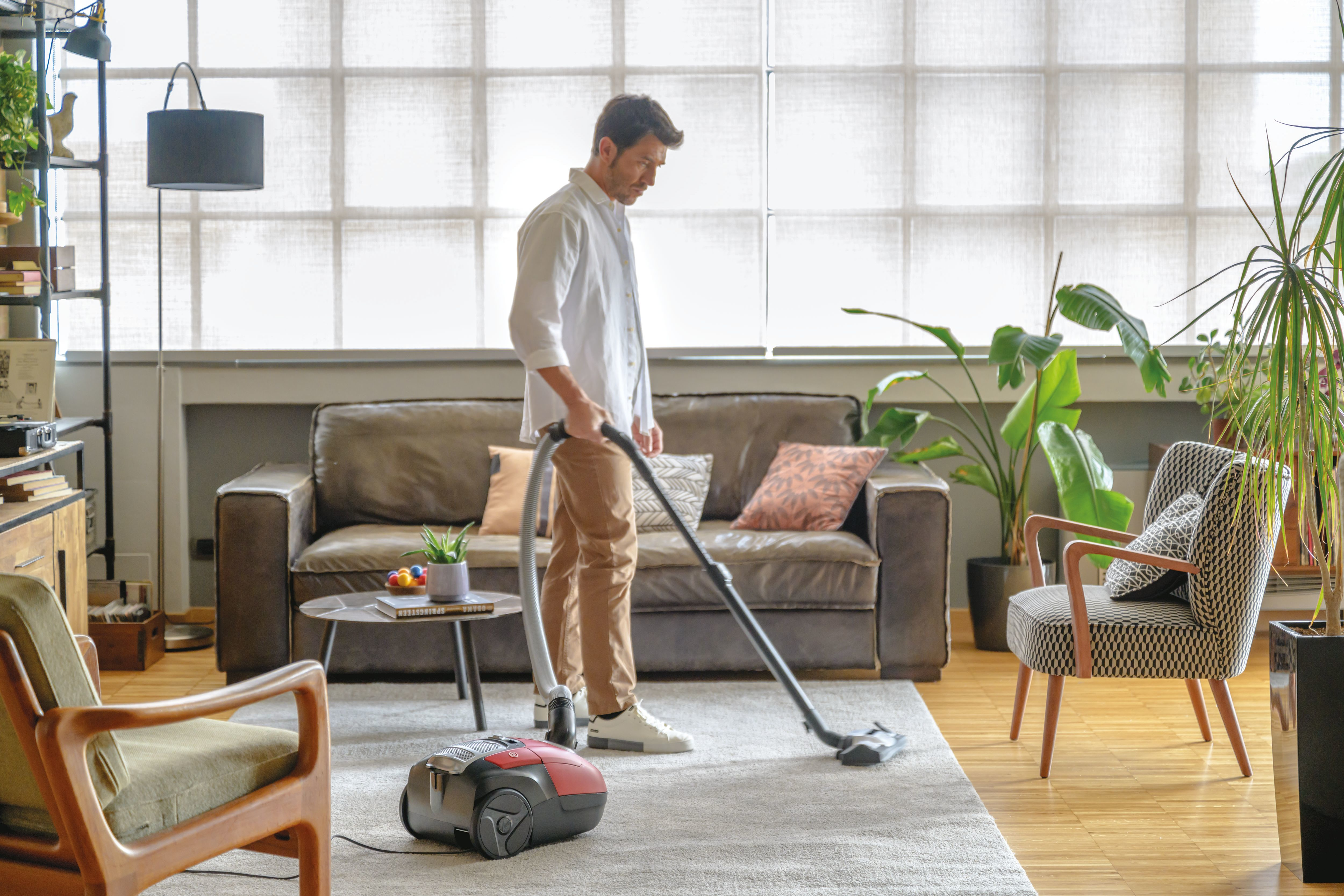 HOOVER HE510HM 011 porzsákos porszívó, 700 W, 3,5 literes porzsák, piros