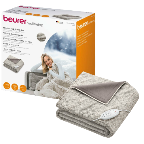 Beheizte Kuscheldecke, beige, mit einer Box, die eine Dame bei der Benutzung zeigt. Weißer Controller.