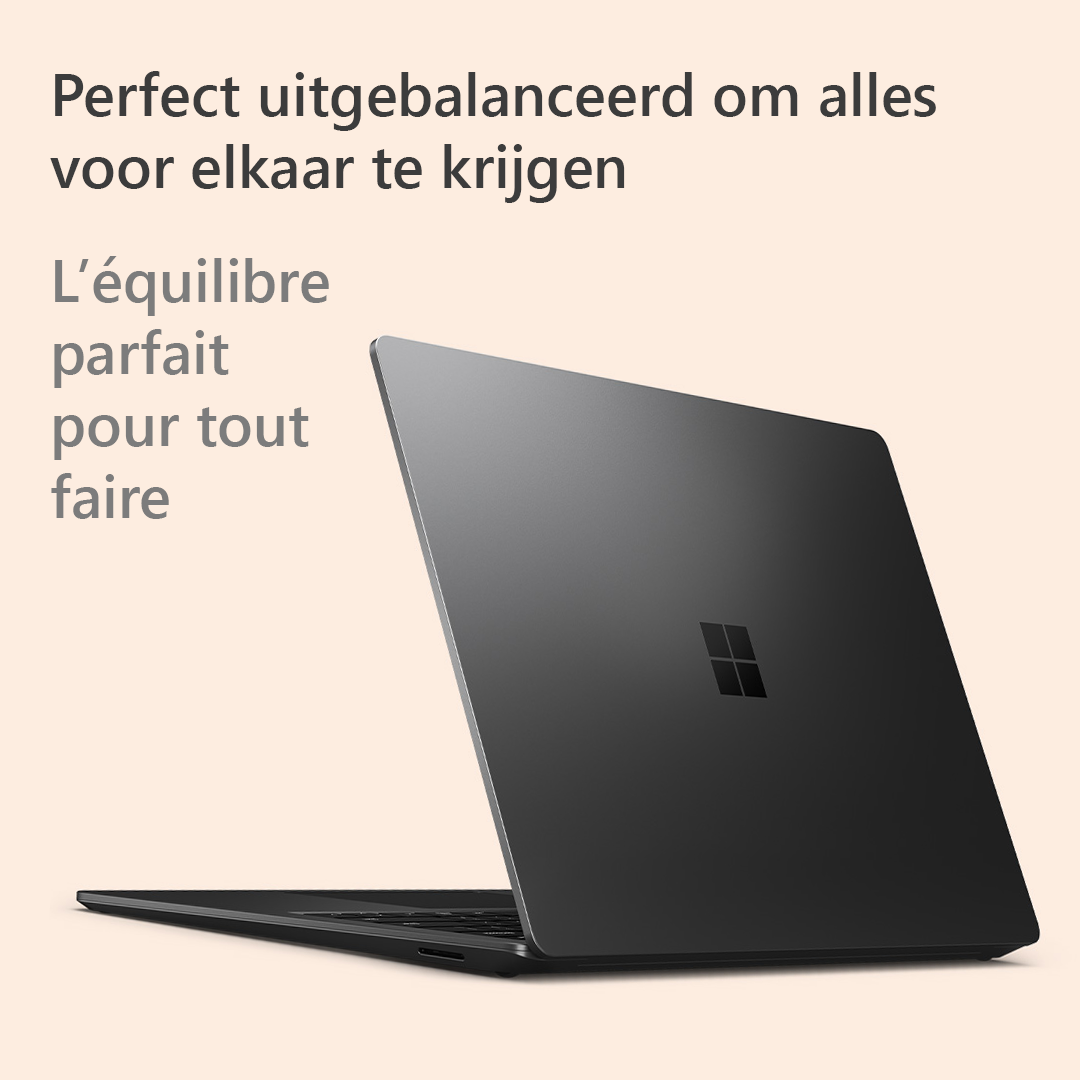 Un ordinateur portable noir est légèrement ouvert. Des textes en néerlandais et en français sont au-dessus et à gauche de l'ordinateur portable. Le fond est orange clair.