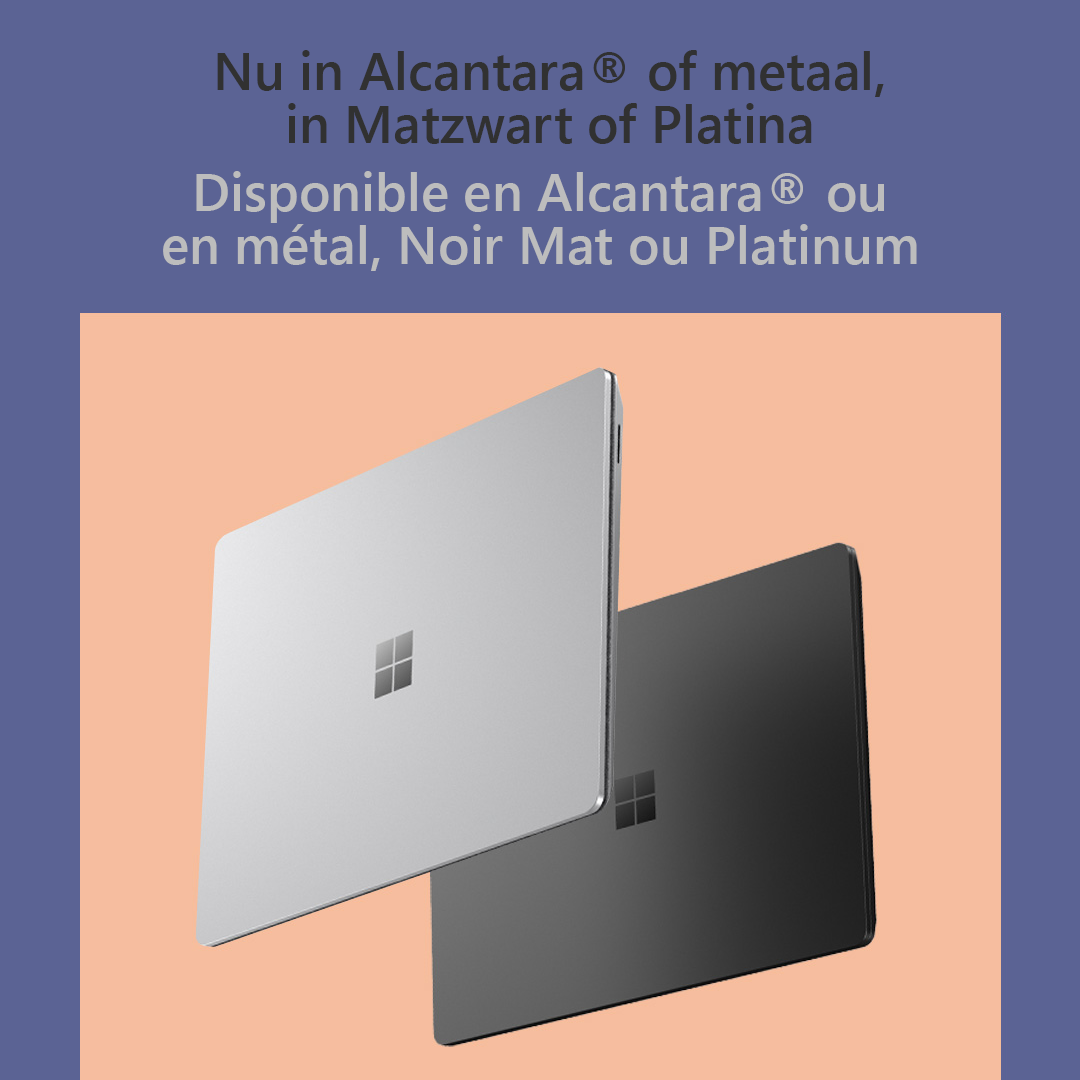 Deux ordinateurs portables, un argenté et un noir, sont positionnés en diagonale sur un fond orange. Le portable argenté est au-dessus.