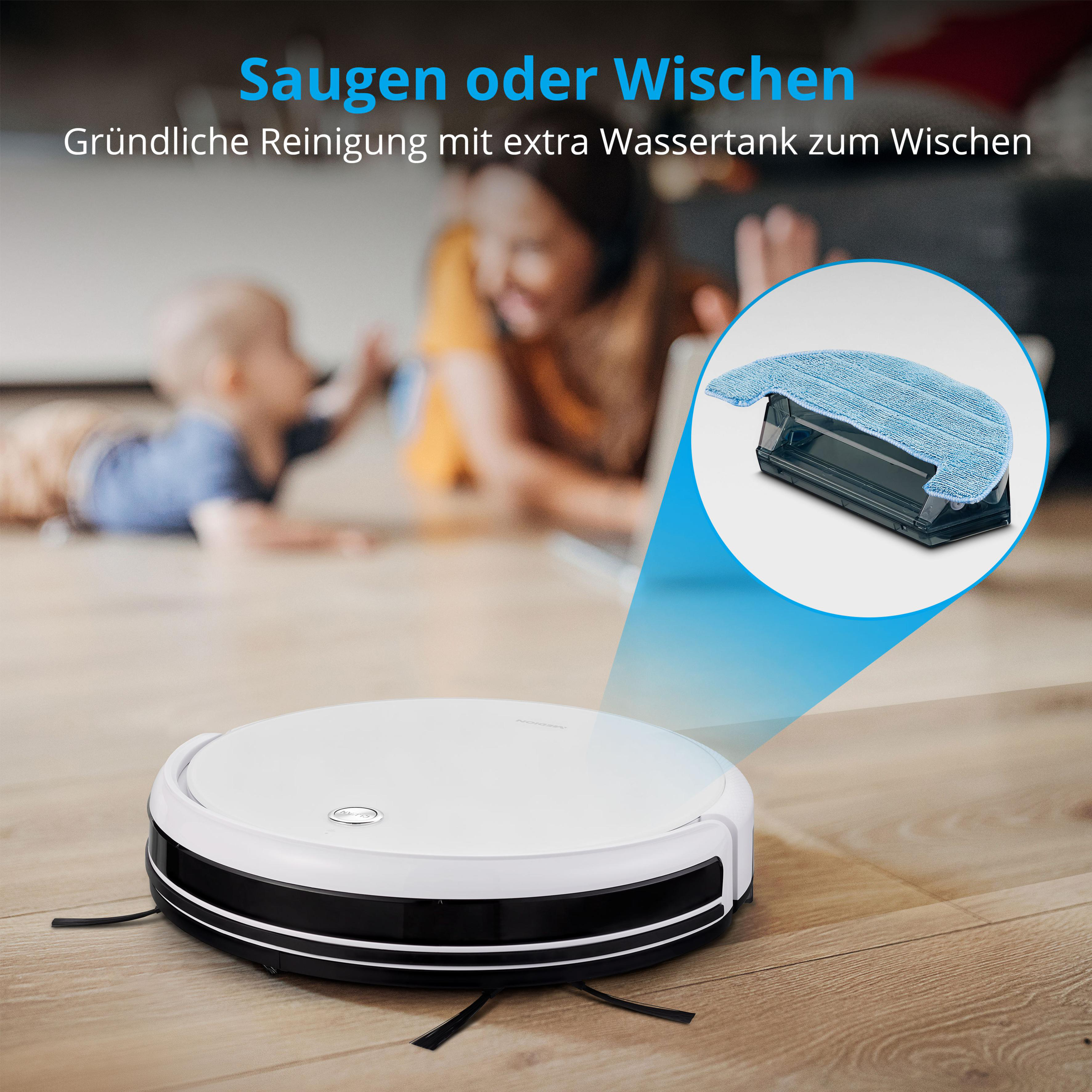 Weißer und schwarzer Roboter-Staubsauger mit blauem Reinigungspad und unscharfem Hintergrund einer Familie.