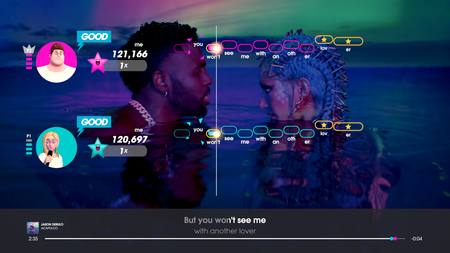 Twee zangers in een videogame lijken te zingen. De game toont hun scores en songteksten op het scherm.