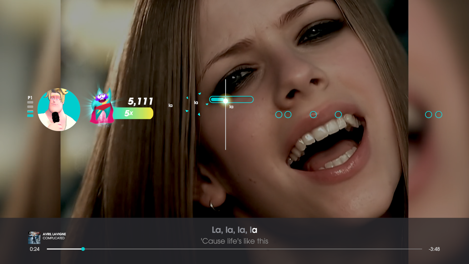 Avril Lavigne zingt op een karaokescherm, teksten worden hieronder weergegeven.