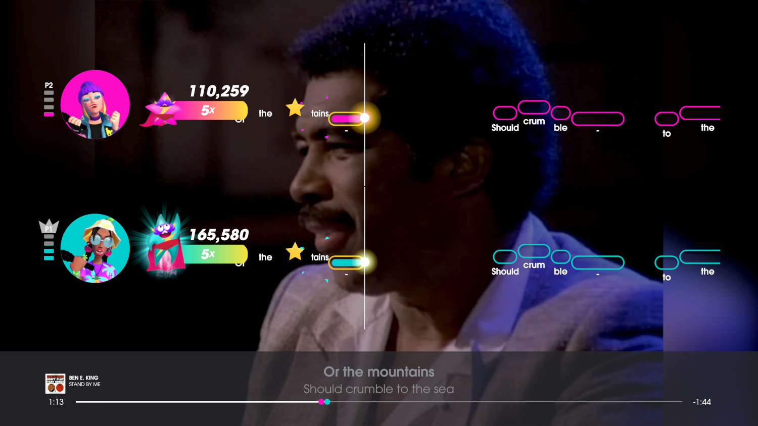 Een videogame scherm met karaoke, met twee spelers die een lied zingen.
