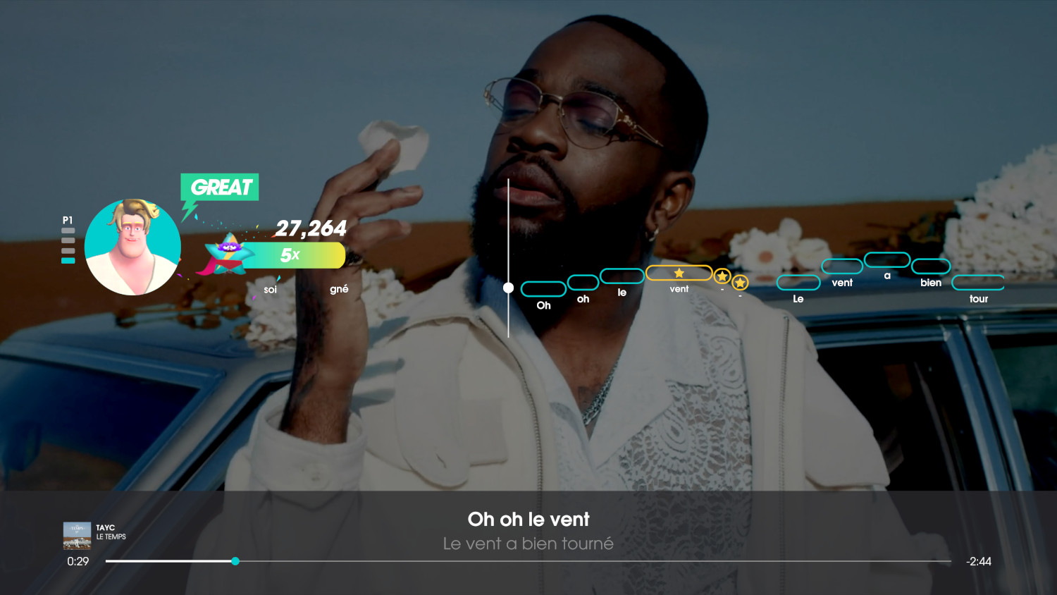 Een man met bril zingt op een karaokescherm. Tekst en game-interface zijn zichtbaar.