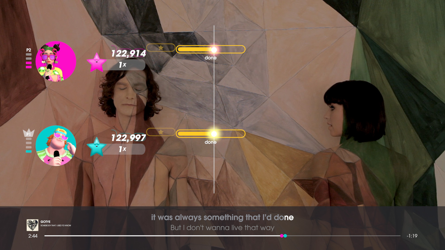 Een muziekspel scherm met twee zangers, scorebalken en songteksten onderaan.
