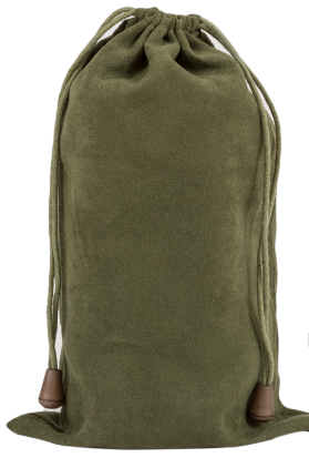 Grüner Kordelzugbeutel. Die Tasche ist verschlossen und hat einen Kordelzug. Braune Spitzen an den Enden.