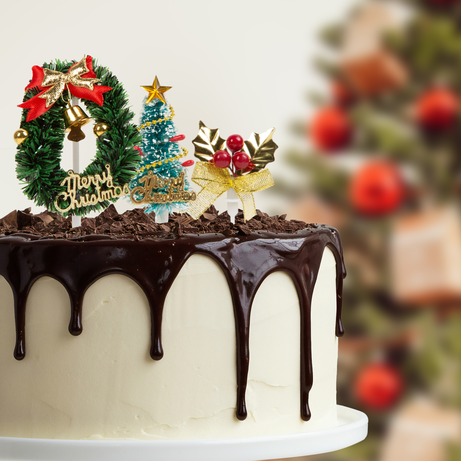 Karácsonyi torta csokoládé mázzal, koszorúval, fával és arany díszítéssel.