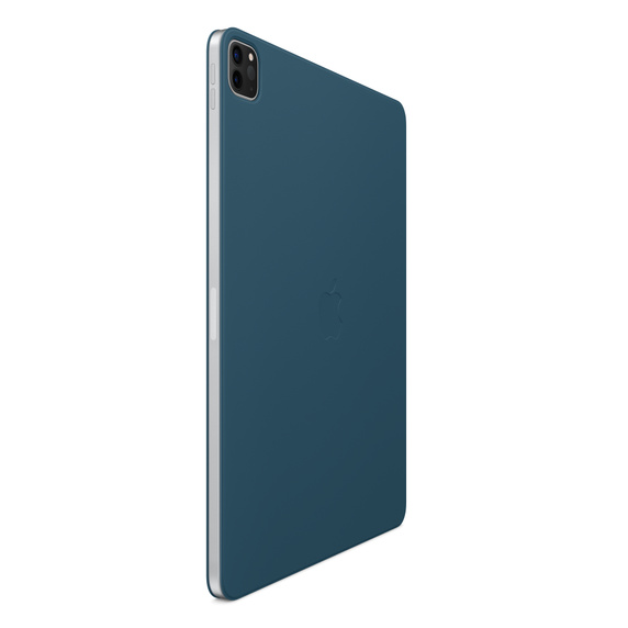 Funda azul de iPad Pro con el logotipo de Apple. La funda está cerrada. Los bordes laterales son plateados. El fondo es blanco.