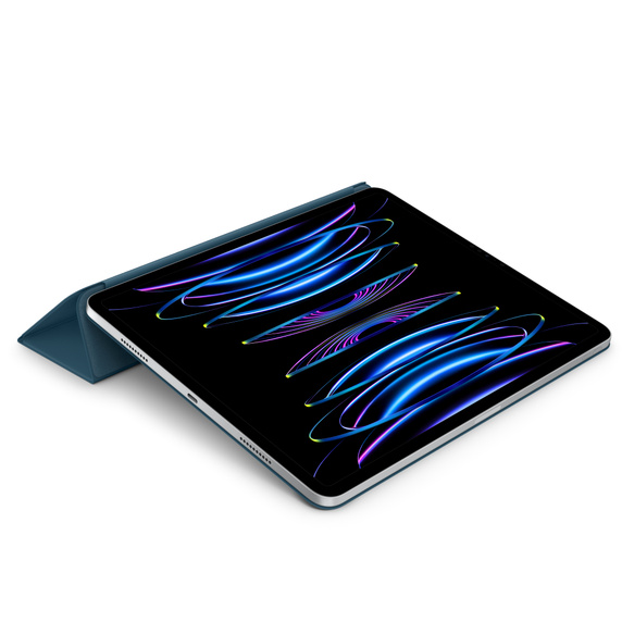 Una tableta con una funda azul, abierta sobre un fondo blanco, mostrando una interfaz colorida.