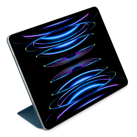 Tableta con una cubierta azul sobre fondo blanco.