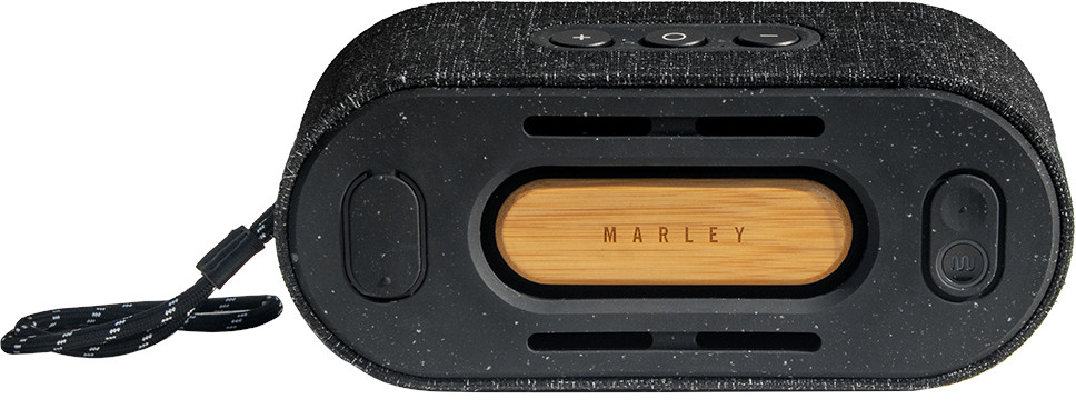 Zwarte en grijze Marley-luidspreker met de naam Marley op een houten stuk.