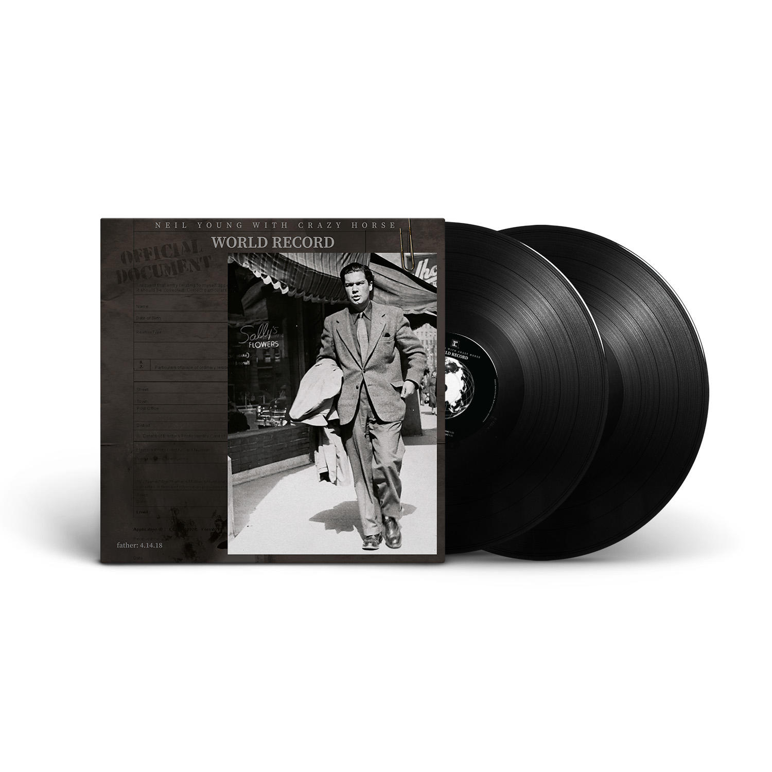 Neil Young Albumcover und zwei schwarze Vinylplatten. Album zeigt einen Mann.