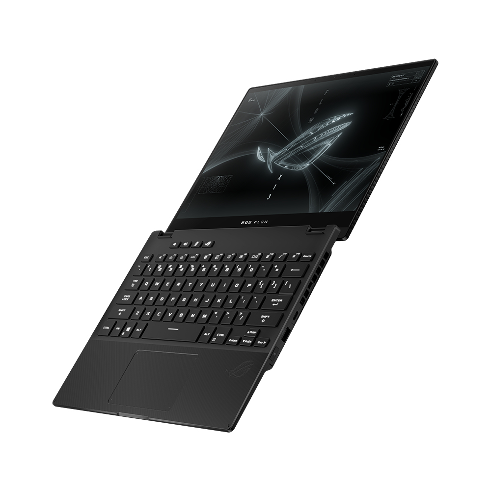Un portátil negro, parcialmente abierto, sobre una superficie blanca, mostrando un diseño en la pantalla.