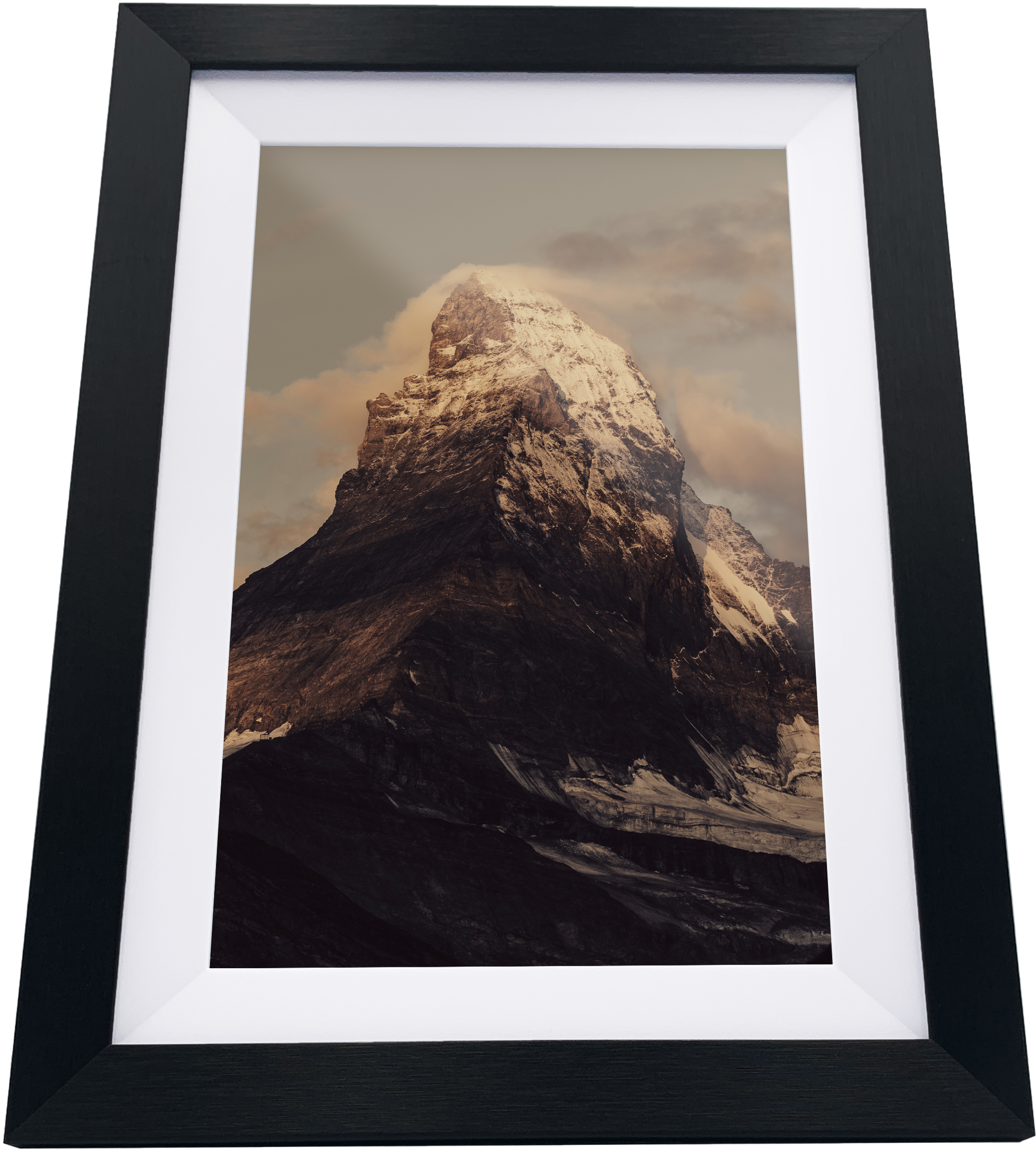 Image encadrée en noir d'un sommet de montagne enneigé. Monture blanche autour de la photo. Vue en angle.