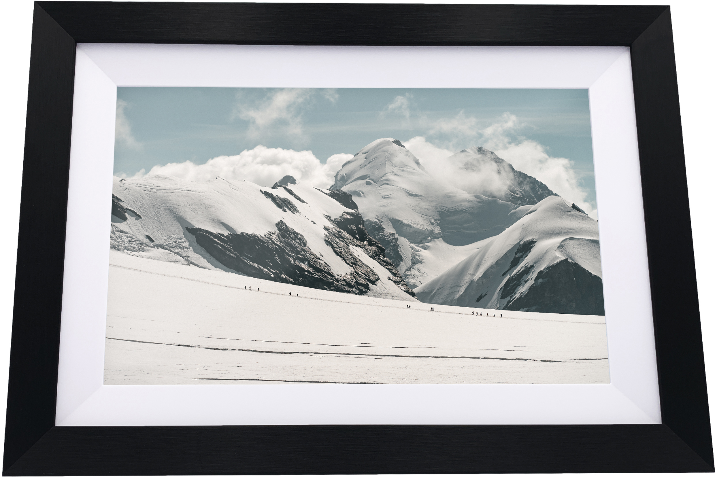 Photo encadrée de paysage de montagnes enneigées sous un ciel nuageux ; quelques personnages sont visibles.