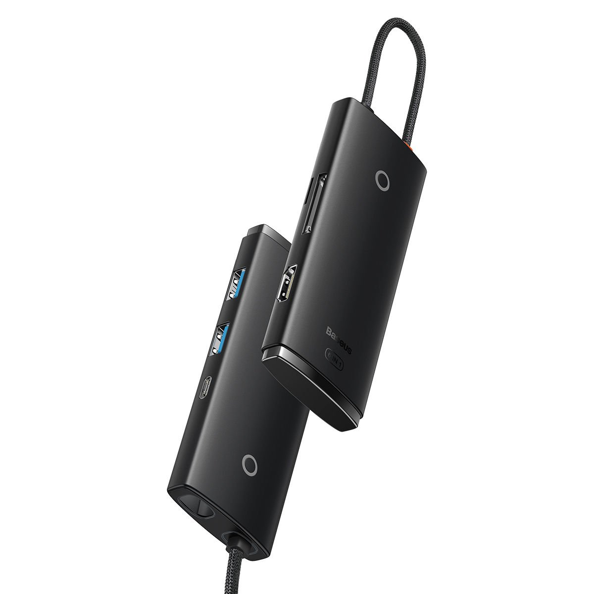 Beyaz arka plan üzerinde çoklu bağlantı noktaları ve siyah kablo ile iki siyah Baseus USB-C hub.