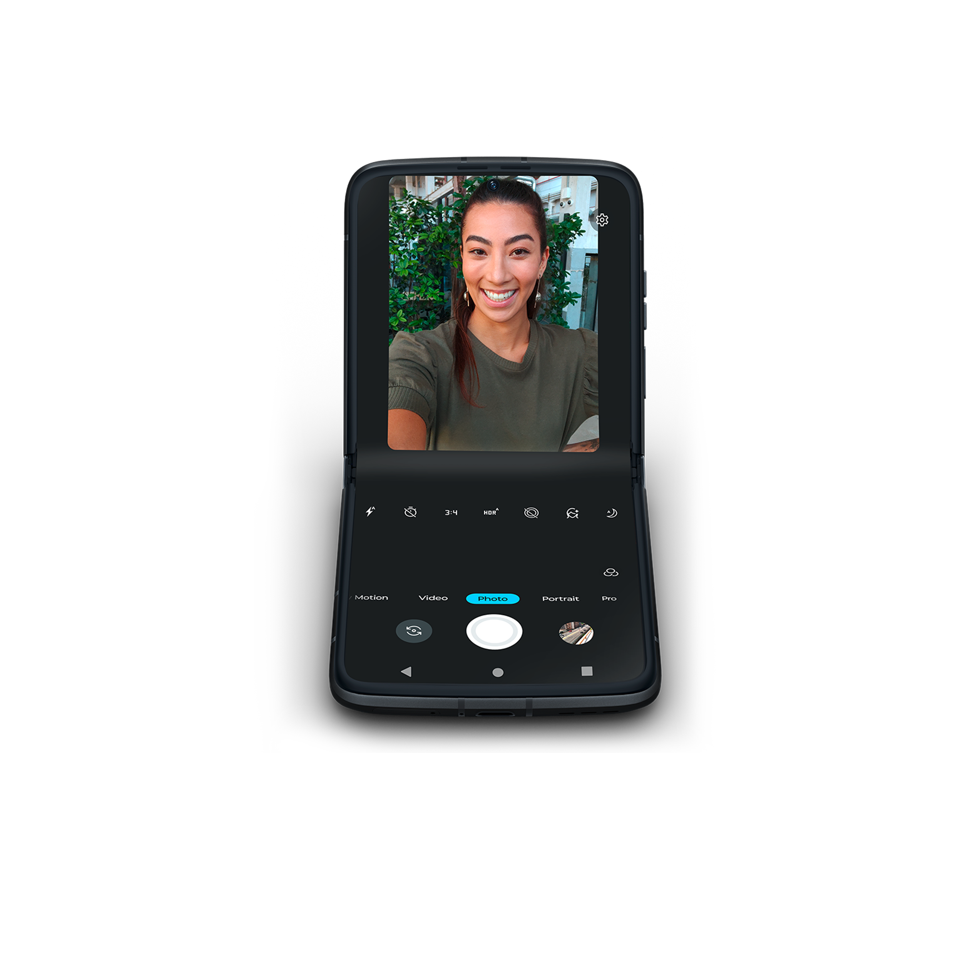 Eine Frau macht ein Selfie mit einem faltbaren Telefon. Das Telefon ist geöffnet und zeigt ihr Bild.