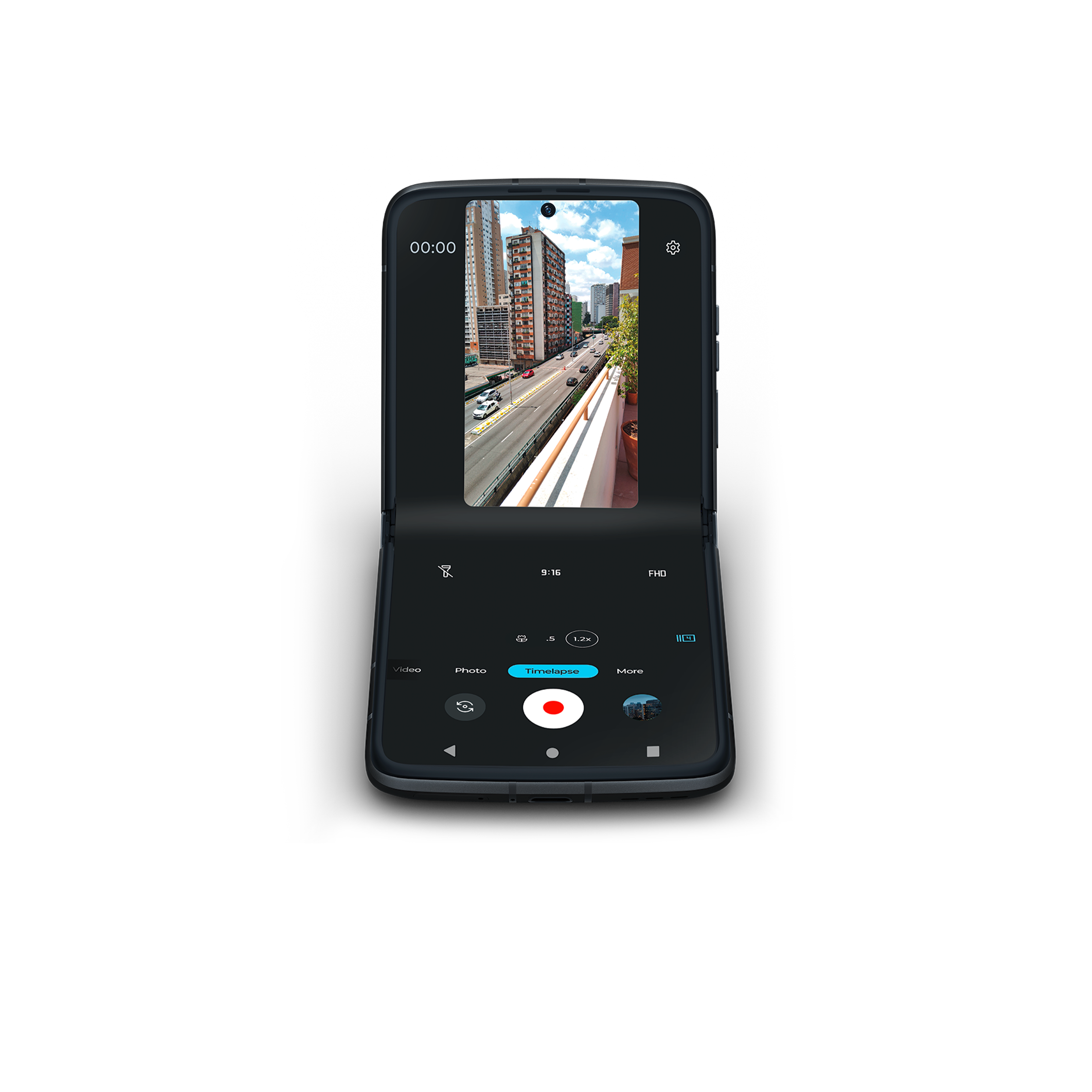 Aufklappbares Smartphone, Stadtbild. Zeigt Kameraoberfläche und Optionen.