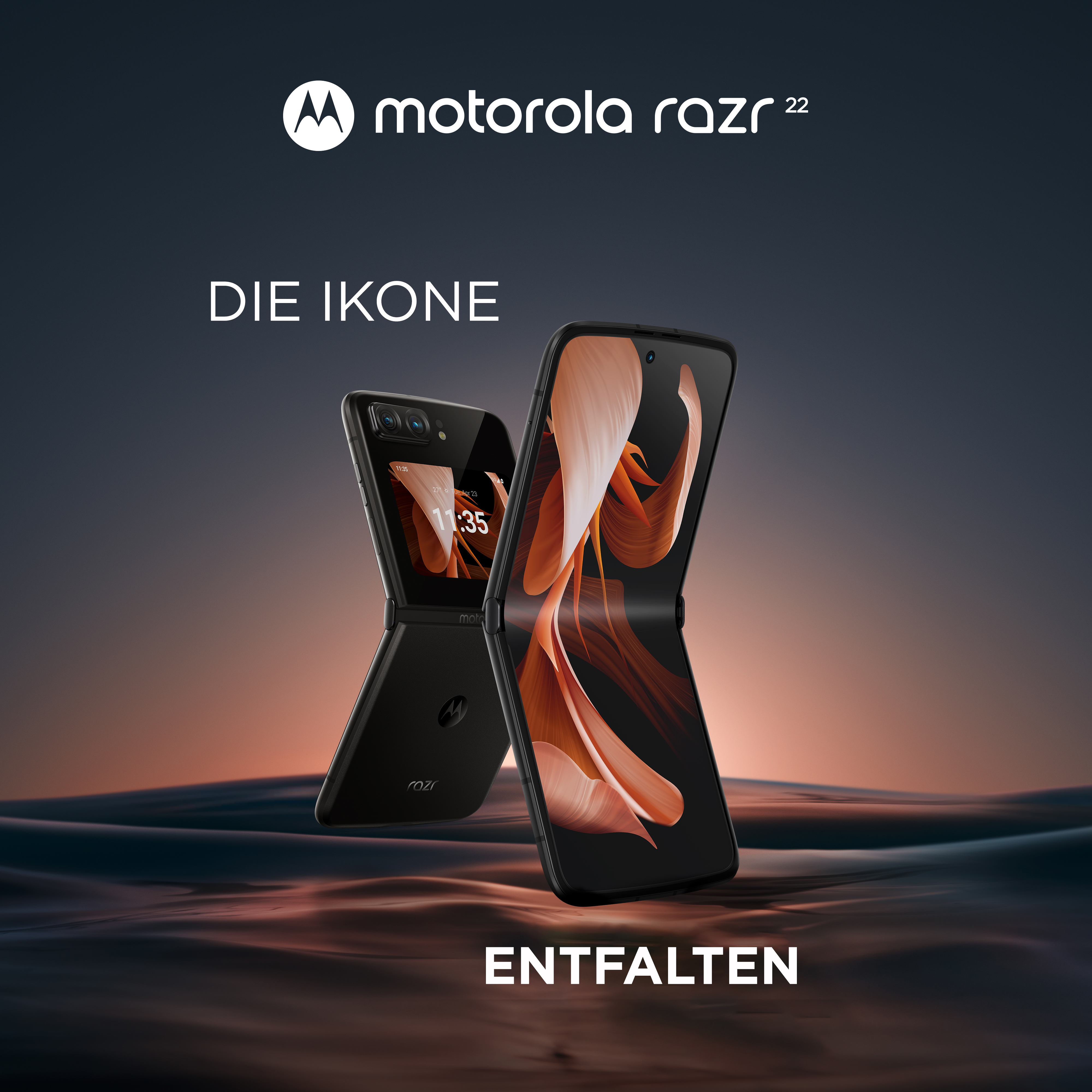 Motorola Razr 22. Zwei schwarze faltbare Telefone auf einer wellenförmigen wasserähnlichen Oberfläche mit dunklem Himmel.