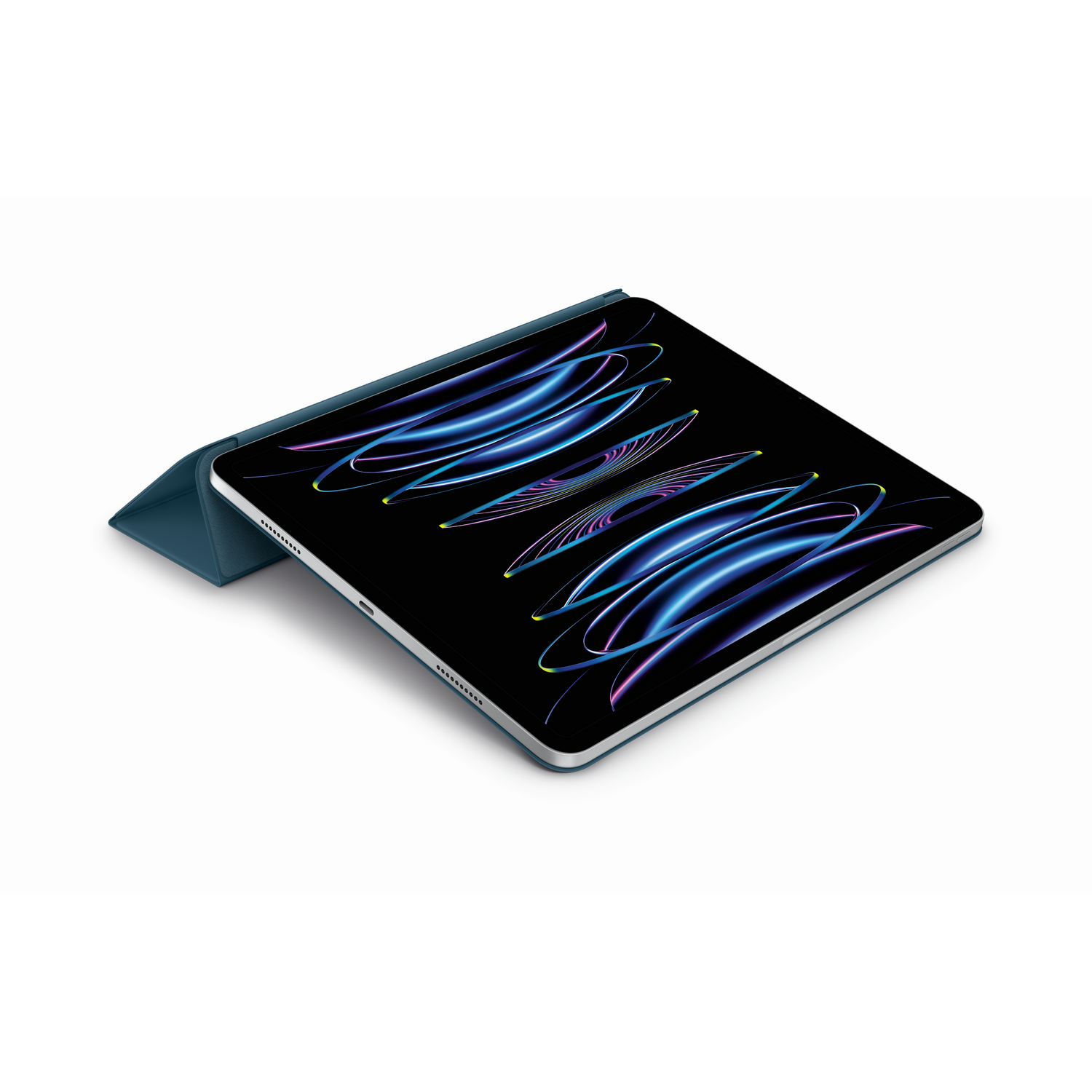 Een blauwe iPad met kleurrijke lijnen, op een blauwe hoes, wit oppervlak.