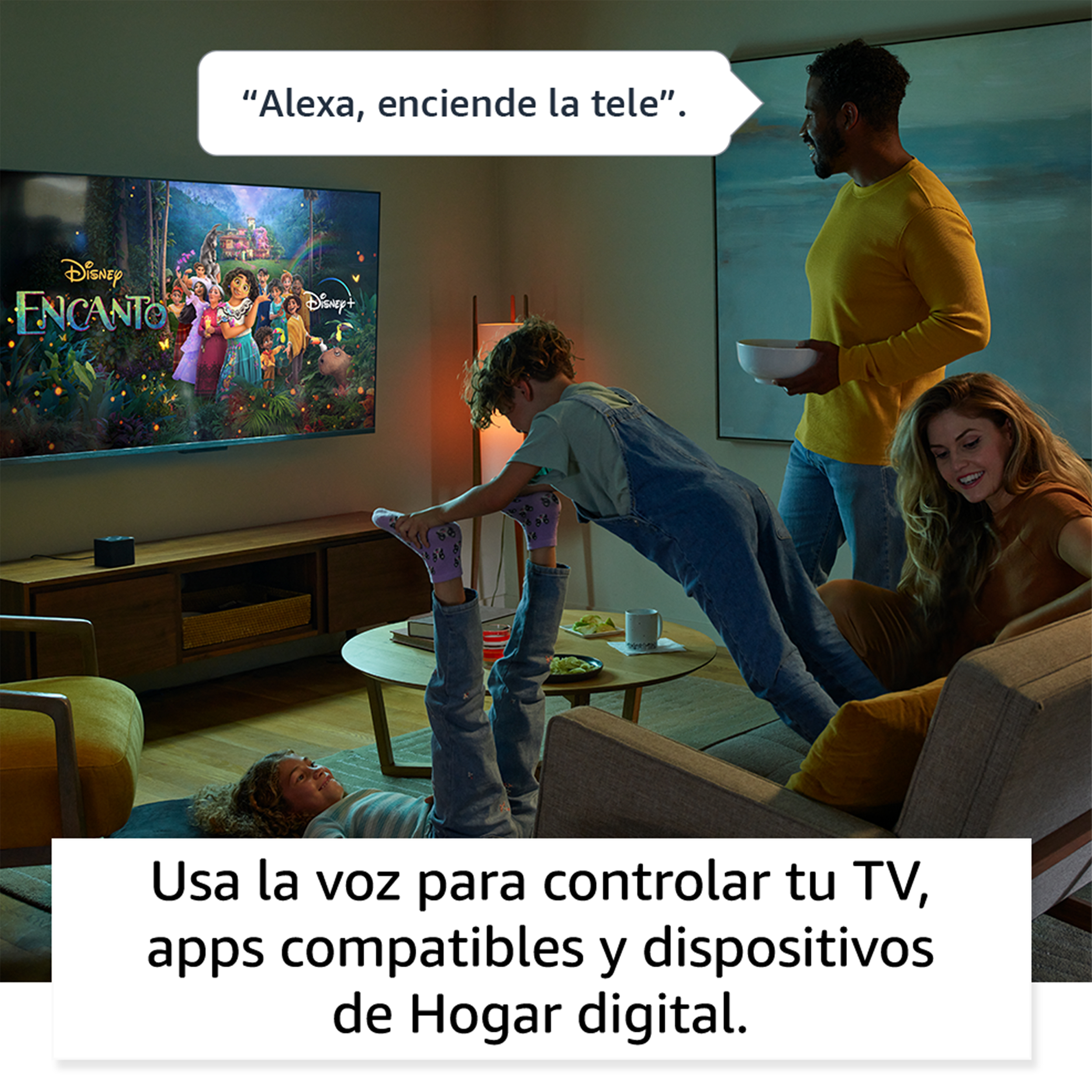 Familia viendo la televisión. La TV muestra una caricatura. Texto: Usa la voz para controlar la TV.