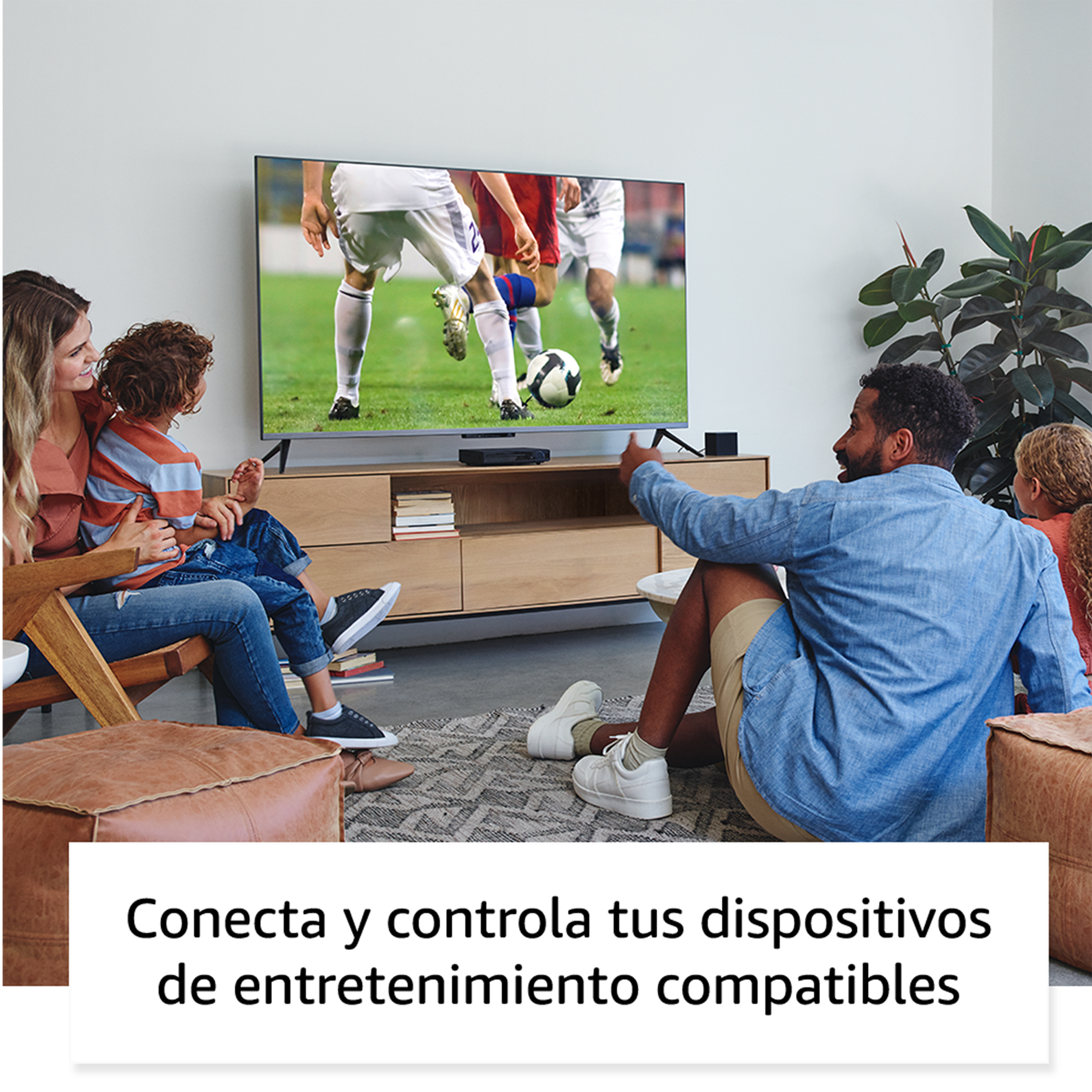 Familia viendo la televisión. Texto abajo: Conecta y controla tus dispositivos de entretenimiento compatibles.